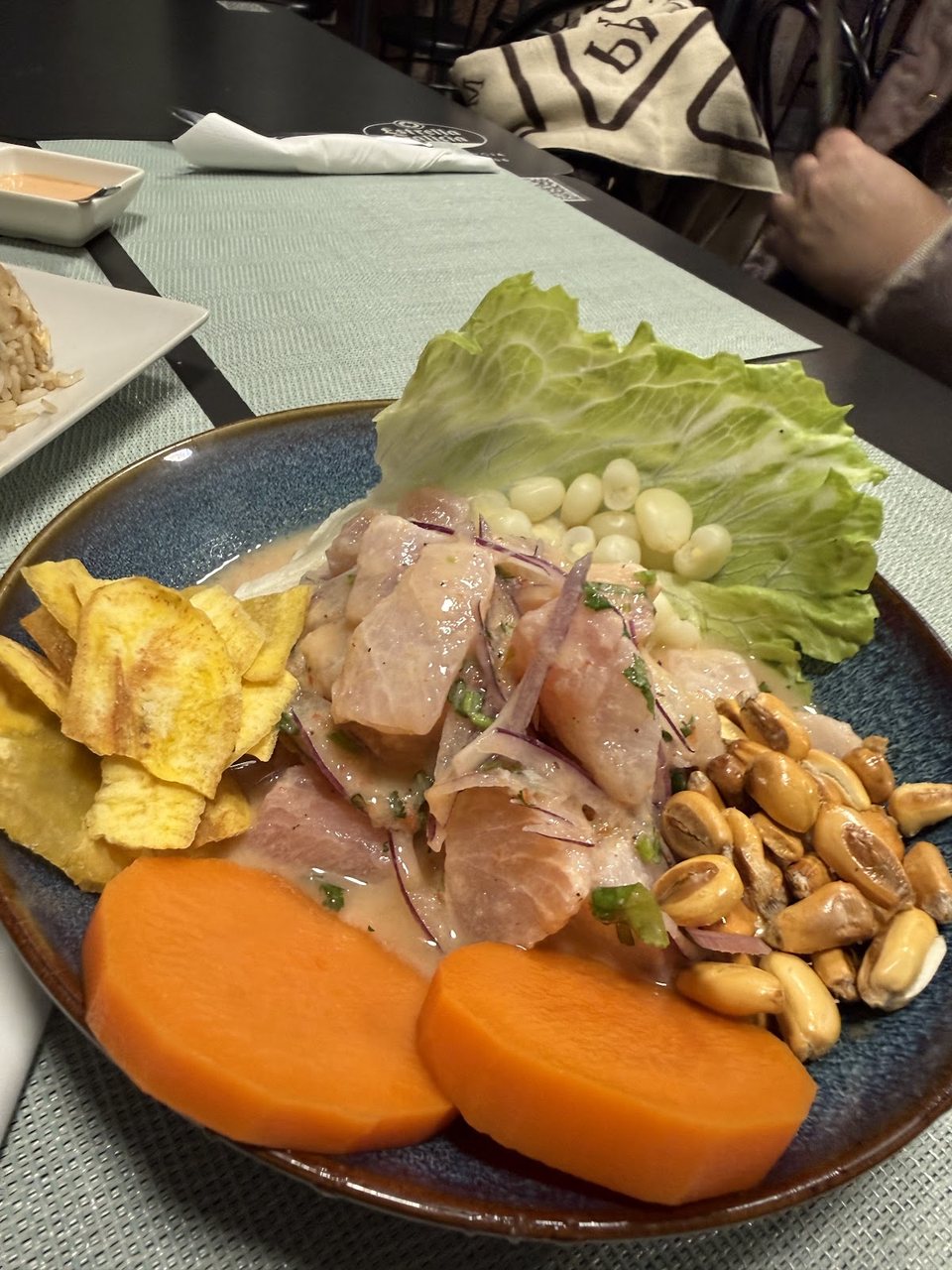 Ceviche clásico peruano con pescado fresco, boniato y plátano