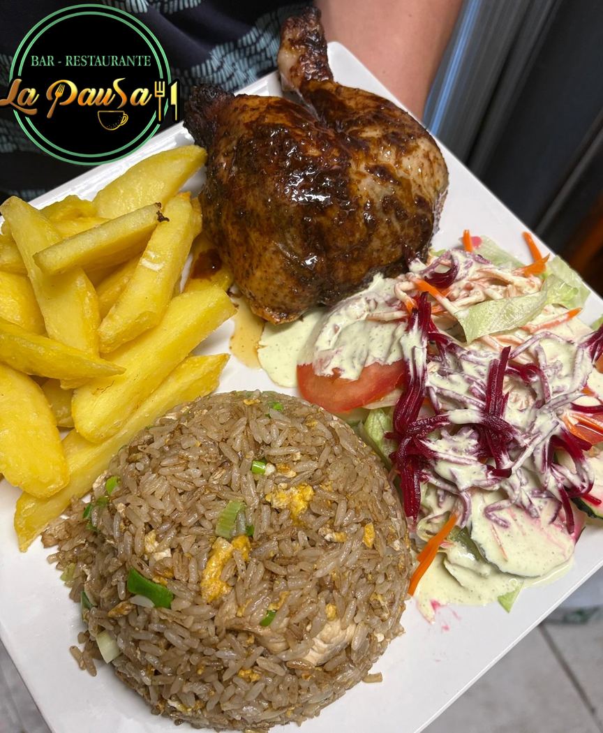 Pollo a la brasa entero con arroz chaufa, patatas y ensalada